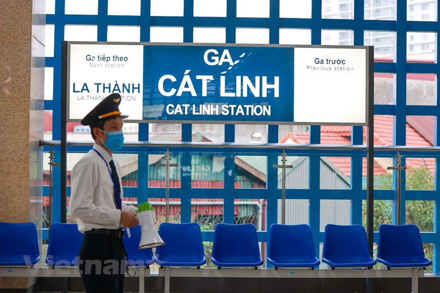 El viceprimer ministro Le Van Thanh solicitó que el gobierno de Hanoi, en coordinación con las agencias relacionadas, examinen a fondo el plan de operación y diseñen planes sobre las conexiones de tránsito para facilitar el movimiento de los usuarios de transporte público. También pidió la implementación de medidas de prevención y control de Covid-19, la garantía de la seguridad del tráfico, y la provisión de información completa y clara relacionada con el proyecto al público. Con una inversión total de casi 886 millones de dólares, la línea tiene una longitud de 13,5 kilómetros con 12 terminales y permite una velocidad máxima de 80 kilómetros por hora. (Fuente: Vietnamplus) 