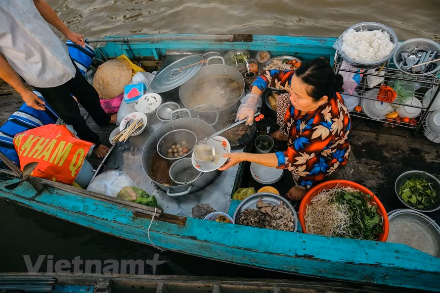 El mercado flotante Cai Rang se encuentra en el distrito de Cai Rang, ciudad de Can Tho, a 30 minutos en barco desde el muelle Ninh Kieu. Este mercado vende principalmente frutas, productos agrícolas y especialidades del Delta del Mekong. El momento ideal para visitar el mercado flotante Cai Rang es de 5:00 am a 8:00 am. Este mercado vende principalmente frutas, productos agrícolas y especialidades del Delta del Mekong. Estos son condiciones favorables para que Can Tho desarrolle productos turísticos distintivos, con el fin de atraer a más turistas por sus propias singularidades. Los visitantes pueden disfrutar de Pho (fideo de arroz con carne) y tomar café en el barco. (Fuente:Vietnamplus)