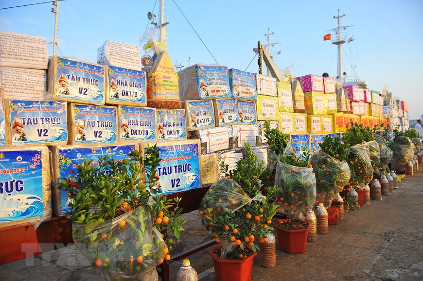 Regalos del Tet muestran el amor de la tierra firme hacia los soldados que velan día y noche por la salvaguarda de la soberanía de la Patria sobre sus mares e islas. (Fuente: VNA)
