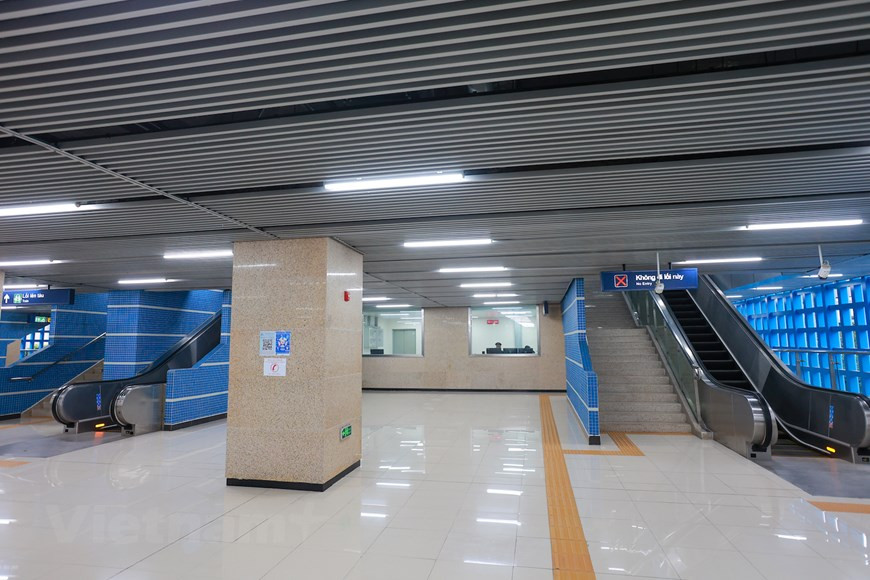 Según la planificación orientada al desarrollo de Hanoi hasta el año 2030 y la visión para el 2050 aprobada por el Primer Ministro, además del núcleo, es decir, el área central alrededor del lago Hoan Kiem, el barrio viejo y la zona antigua, la urbe tendrá adicionalmente cinco ciudades satélites: Hoa Lac, Xuan Mai (para la tecnología, la ciencia, la educación y la formación), Son Tay (para el turismo, cultura y recreación), Soc Son (para la industria limpia, de alta tecnología y servicios de alta calidad), PhuXuyen - Phu Minh (zona industrial). De una población de más de tres millones de habitantes (2005), la capital ahora cuenta con más de ocho millones de personas. (Fuente: Vietnamplus) 