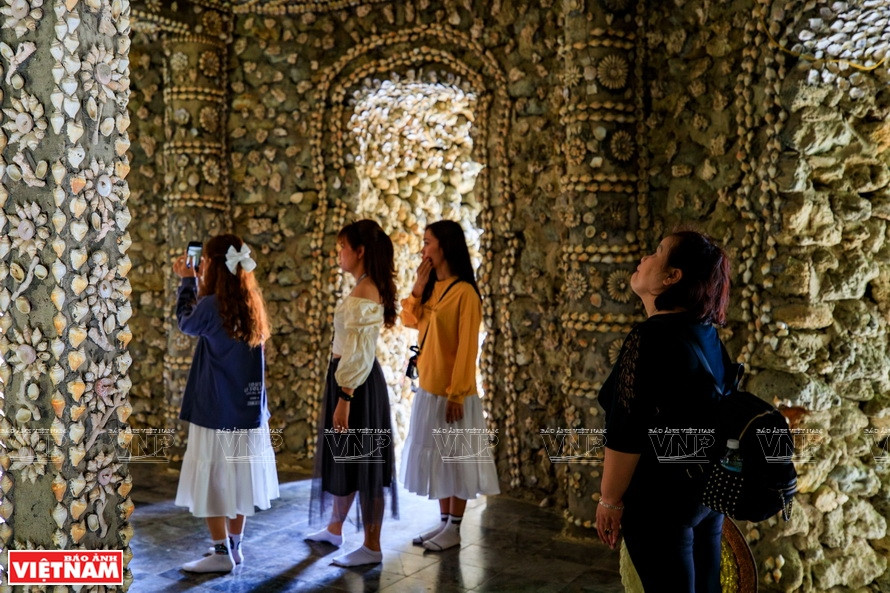 El primer piso de la torre de Bao Tich es el lugar para que los creyentes budistas visiten y admiren los patrones decorados con conchas marinas y caracoles. (Fuente: VNA)