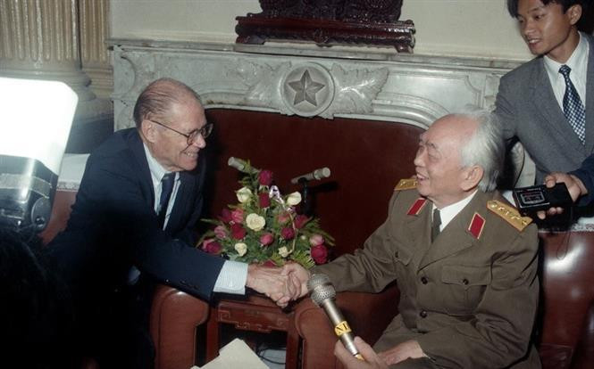 El General Vo Nguyen Giap, exministro de Defensa de Vietnam, recibió el 19 de noviembre de 1995 en Hanoi a Robert McNamara, exsecretario de Defensa de Estados Unidos (Fuente: VNA)