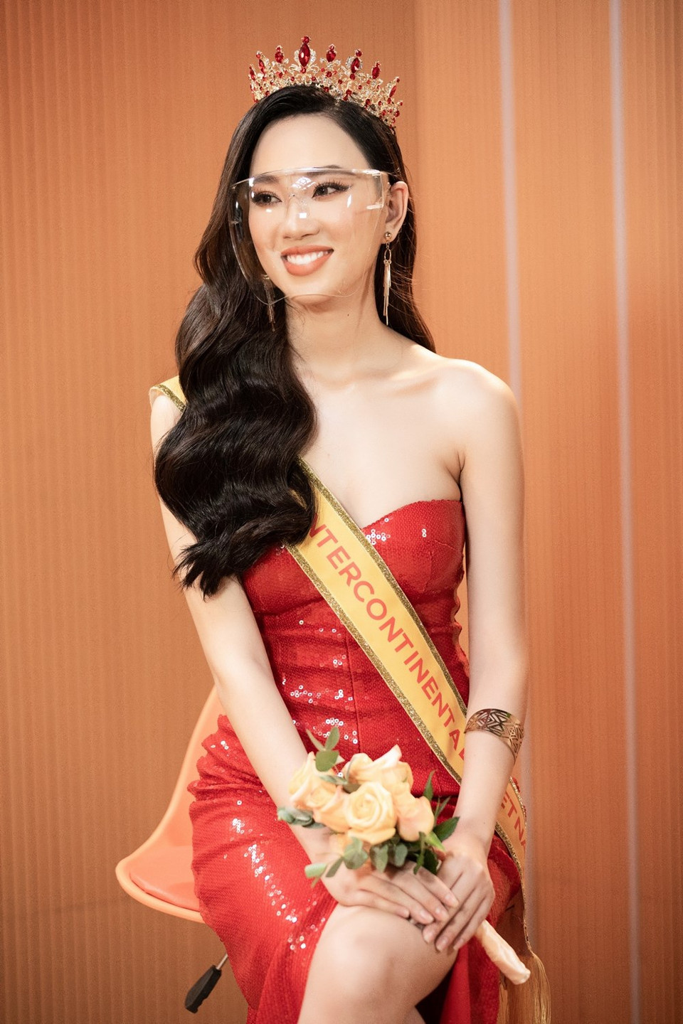 Nacida en 1998 en la provincia de Dak Lak, Tran Hoang Ai Nhi es actualmente la estudiante de la Universidad de Van Lang, en Ciudad Ho Chi Minh. En el certamen, las participantes se medirán para ganar premios de Miss Simpatía, Miss Fotogénica, Mejor Traje Nacional, Mejor en Traje de Gala, Mejor en Traje de Baño, Mejor Cuerpo, Proyecto Social, Miss Eco Resort, Direct Pass, Giza Palace, Voto Popular, Best Costume Designer, Best Body Beautiful, Media Favorite y Miss Playa Hurghada. Por otro lado, una serie de actividades del programa virtual "Vinawoman- Valentía vietnamita" se lanzará a partir del próximo 2 de octubre, acompañando oficialmente el concurso Miss Universo Vietnam 2021. (Fuente:Vietnamplus)