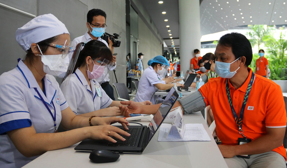 Realizan pruebas de detección de riesgos para trabajadores de la empresa FPT antes de las inyecciones contra el COVID-19 (Fuente: VNA)