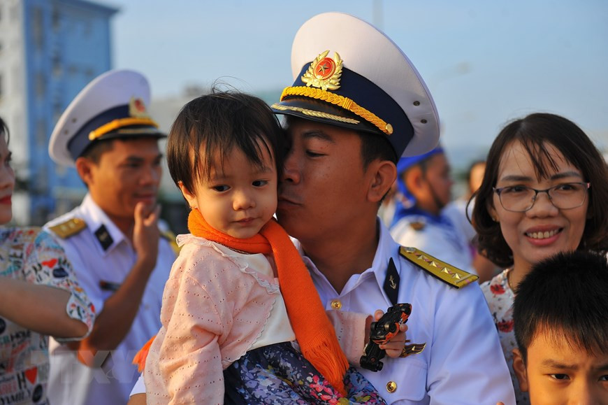Oficial de la marina se despide de su familia para cumplir sus tareas en la plataforma DK1, un conjunto de estaciones de servicio económico y científico-tecnológico construido en la plataforma continental al sur del país, aproximadamente a unas 250-350 millas náuticas de la tierra firme. (Fuente: VNA)