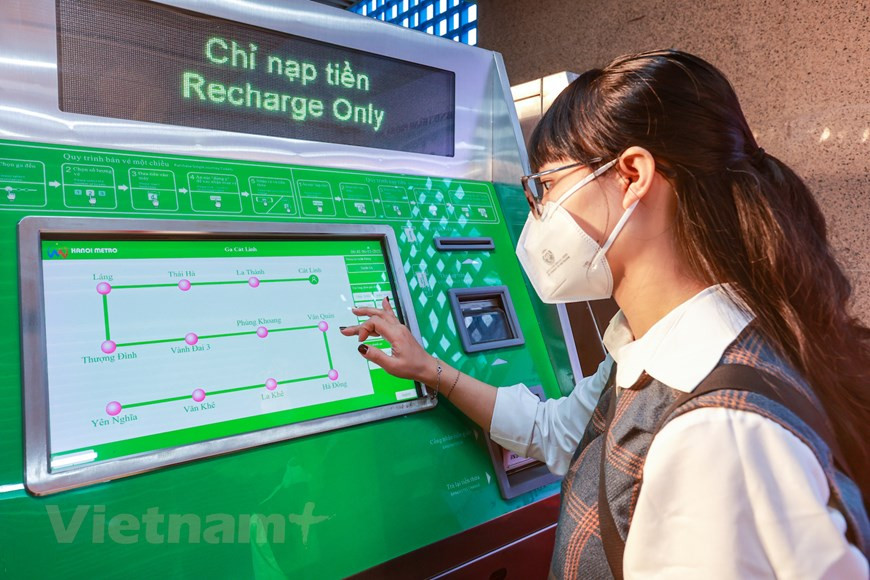 Hanoi ofrece servicios gratuitos a todos los pasajeros durante los primeros 15 días de la operación de la ruta ferroviaria urbana Cat Linh-Ha Dong, una obra de infraestructura clave de la capital. Así lo reveló a la prensa el jefe del Departamento municipal de Transporte, Vu Van Vien, al referirse a los pasos preparatorios para poner en marcha comercialmente la obra. Hasta el momento, Hanoi ha implementado los criterios para poner en funcionamiento el proyecto en la primera etapa, de un año de duración. Con anterioridad, el Consejo Estatal de Inspección sobre la finalización del proyecto de la ruta ferroviaria urbana Cat Linh-Ha Dong acordó el viernes pasado los resultados de la ruta ferroviaria. (Fuente: Vietnamplus) 