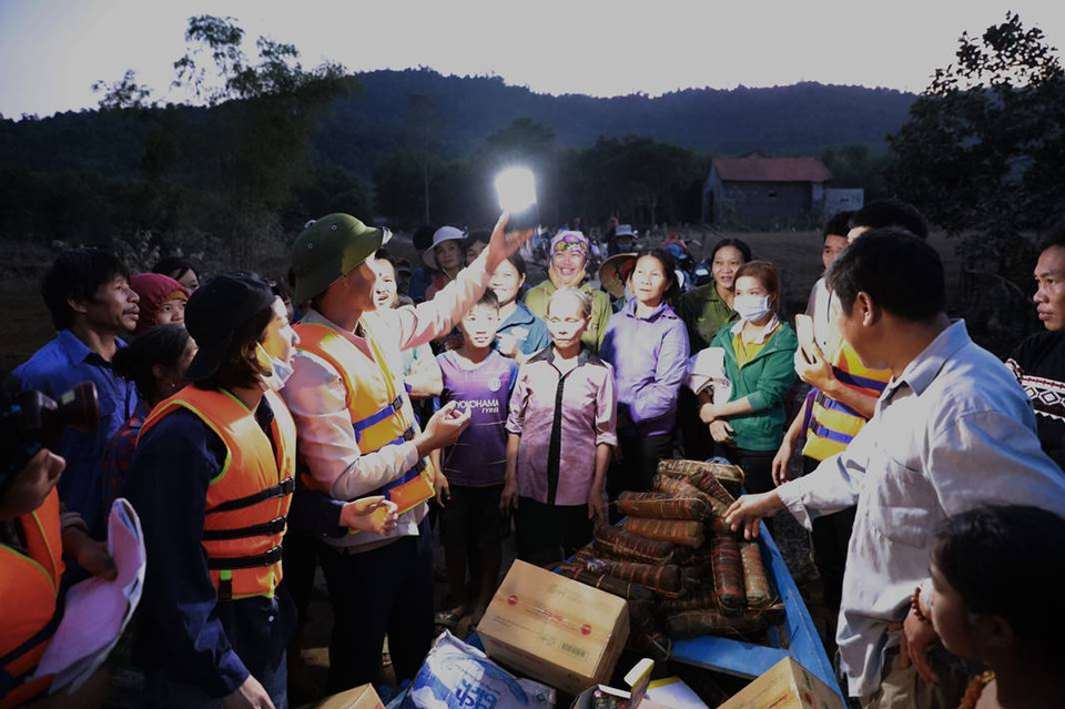 La fuerza competente de la provincia de Quang Binh instruye a los pobladores cómo usar la carga eléctrica. (Fuente: VNA)