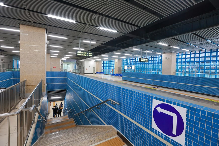 El sistema ferroviario de Vietnam es propiedad y está gestionado por la empresa estatal Vietnam Railways. La ruta principal, el ferrocarril Norte-Sur de vía única que discurre entre Hanoi y Ciudad Ho Chi Minh, representa mil 726 kilómetros de la longitud total de la red, que es de dos mil 600 kilómetros. La red nacional de ferrocarriles utiliza principalmente vías de ancho métrico, aunque hay varias líneas de ancho estándar y mixto en el norte del país. Los primeros ferrocarriles de Vietnam se establecieron en la década de 1880, y su construcción comenzó en 1888. La construcción de ferrocarriles floreció poco después, durante la administración de Paul Doumer como Gobernador General de la Indochina francesa, de 1897 a 1902. (Fuente: Vietnamplus) 