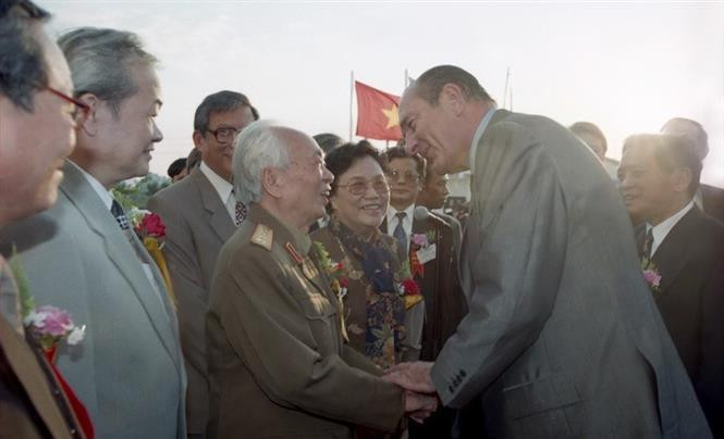 El General Vo Nguyen Giap se reunió con el presidente francés, Jacques Chirac, durante su visita a Vietnam del 12 al 15 de noviembre de 1997. (Fuente: VNA)
