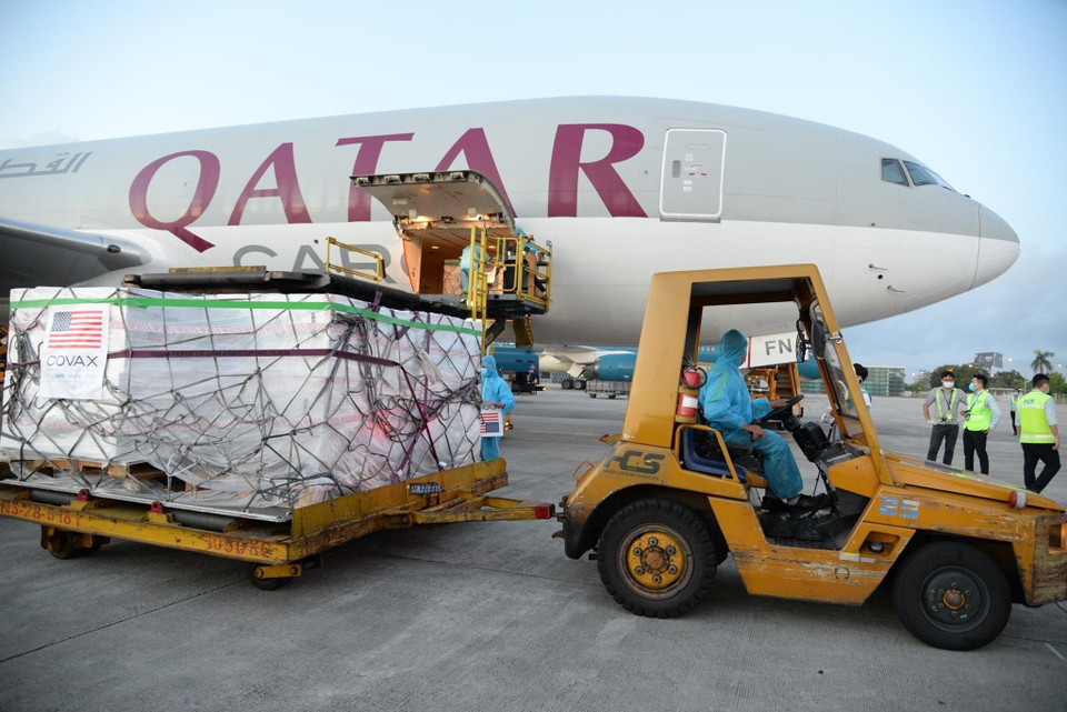 Más de dos millones de dosis de la vacuna de Moderna contra el COVID-19 llegan al aeropuerto internacional de Noi Bai, en Hanoi (Fuente: VNA)