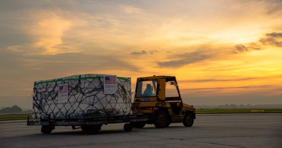 Más de dos millones de dosis de la vacuna de Moderna contra el COVID-19 llegan al aeropuerto internacional de Noi Bai, en Hanoi (Fuente: VNA)