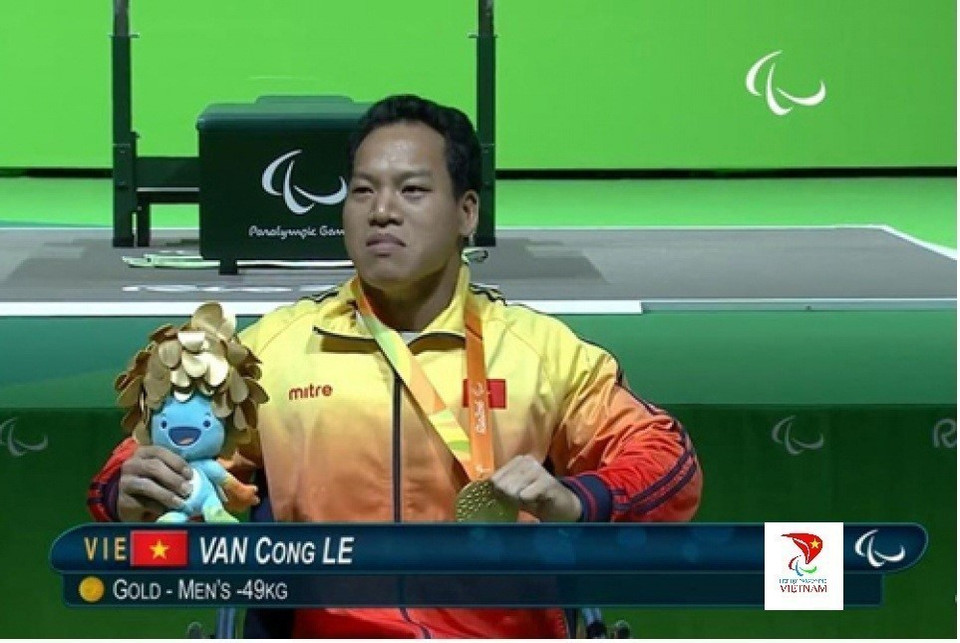 El halterista Le Van Cong obtuvo la medalla de oro en los Juegos Paralímpicos 2016 (en Brasil) y rompió el récord mundial en la división masculina de 49 kilogramos (Fuente: VNA)
