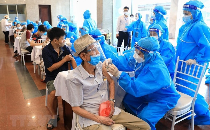 El Departamento municipal de Salud urgió a los trabajadores médicos a cumplir las medidas preventivas contra el COVID-19 durante el proceso de vacunación a los pobladores (Fuente: VNA)