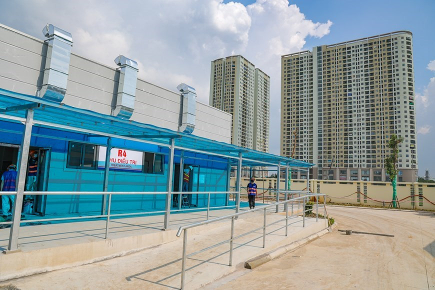 Por otra parte, el presidente del Comité Popular de la capital de Hanoi, Chu Ngoc Anh, urgió a las entidades competentes locales a acelerar la divulgación y transparencia de todas las informaciones para implementar la campaña de inmunización. Hasta el momento, la ciudad ha recaudado un total de 73,9 millones de dólares donados por los colectivos e individuos para el combate contra la pandemia. Hanoi realiza del 18 al 20 de agosto las pruebas del virus SARS-CoV-2 para 13 grupos de personas de alto riesgo de contagio, con el fin de prevenir la propagación del COVID-19 y llevar a la ciudad a la nueva normalidad. (Fuente:Vietnamplus) 