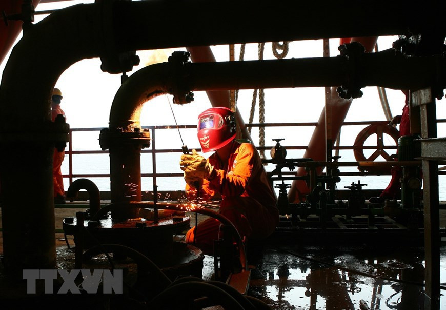 Reparación de equipamientos en la plataforma (Fuente: VNA)