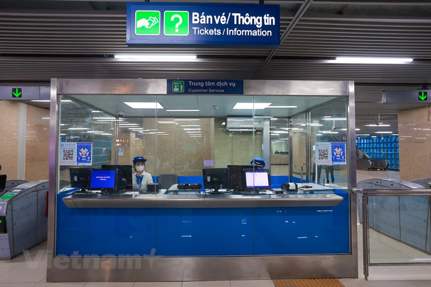 El Ministerio de Transporte de Vietnam otorgó en diciembre del año anterior la certificación de seguridad técnica y protección ambiental para 13 trenes del “megaproyecto” de ferrocarril elevado urbano Cat Linh-Ha Dong, una obra de infraestructura clave de Hanoi en el futuro. Esta es la base para garantizar la seguridad del sistema ferroviario antes de su puesta en funcionamiento comercial. La inspección de los trenes de la ruta del ferrocarril urbano de Cat Linh-Ha Dong se llevó a cabo de acuerdo con las normas nacionales sobre inspección y aprobación de vagones fabricados, ensamblados e importados. Anteriormente, el proyecto ferroviario realizó pruebas de todo el sistema para finalizar la fase de evaluación de seguridad. (Fuente: Vietnamplus) 