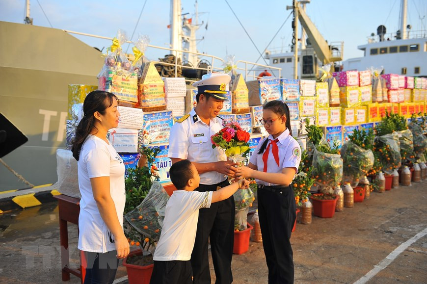 Oficial de la marina se despide de su familia para cumplir sus tareas. (Fuente: VNA)