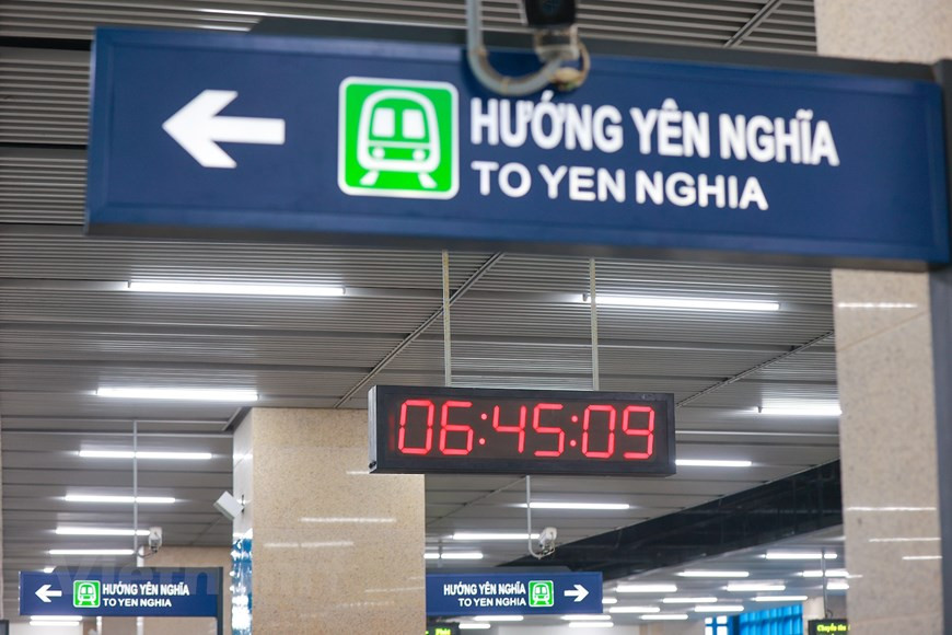 En los primeros 15 días de operación, durante los cuales los pasajeros pueden viajar de manera gratuita, la línea de metro funcionará de las 5:30 a las 20:00 todos los días, y contará con un tren cada 15 minutos la primera semana y cada 10 minutos a partir de la segunda semana. Los pasajes costarán en dependencia de la distancia recorrida, de siete mil a 15 mil dong (VND, moneda nacional de Vietnam), equivalente de 30 a 65 centavos de dólar. Los pasajeros también pueden comprar un pase diario por valor de 30 mil VND o uno mensual de 200 mil VND para todos y 100 mil VND para los grupos de personas prioritarios. (Fuente: Vietnamplus) 