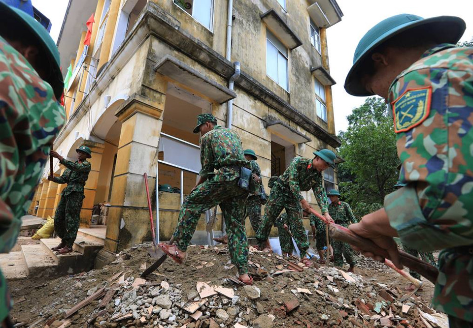 Fuerzas militares de la provincia de Quang Binh participan en las labores de limpieza en el distrito de Le Thuy después de las inundaciones. (Fuente: VNA)