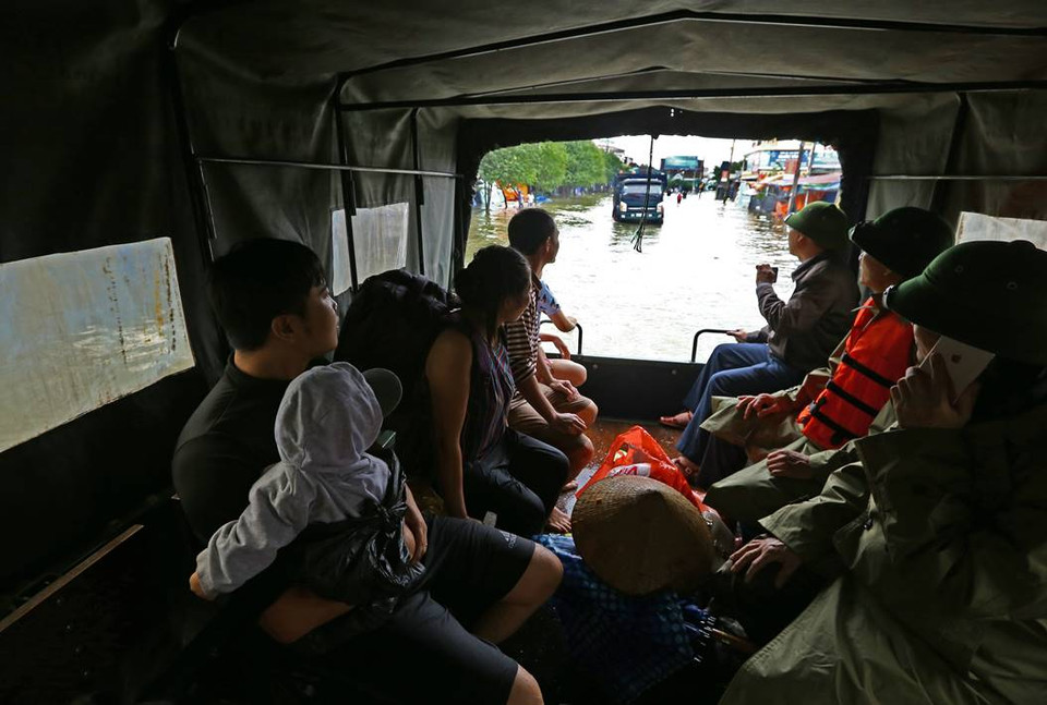 La familia de Hoang Bao Trung, residente de la provincia de Ha Tinh, aislada durante tres días debido a las inundaciones, se traslada a una zona segura. La foto fue tomada el 21 de octubre de 2020. (Fuente:VNA)