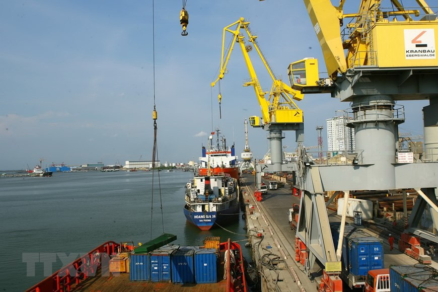 Transporte de equipamientos a la plataforma en el puerto de Vietsovpetro (Fuente: VNA)