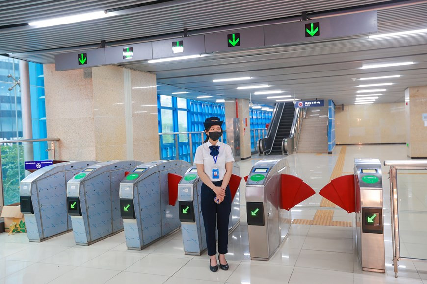 La creciente población también significa un aumento de la presión sobre el transporte urbano, y durante un tiempo la congestión del tráfico era enfermedad crónica de Hanoi. Para resolver este difícil problema, el gobierno de la capital tuvo que intervenir urgentemente con medidas drásticas. Una de las primeras acciones que tomó el gobierno de Hanoi fue la construcción de una serie de gigantescos puentes elevados de acero en las intersecciones importantes de la ciudad. Estos puentes son hermosos y duraderos, de rápida instalación, por lo cual esta ha sido considerada una óptima solución para una infraestructura de transporte urbano tan compleja como la de Hanoi. (Fuente: Vietnamplus)