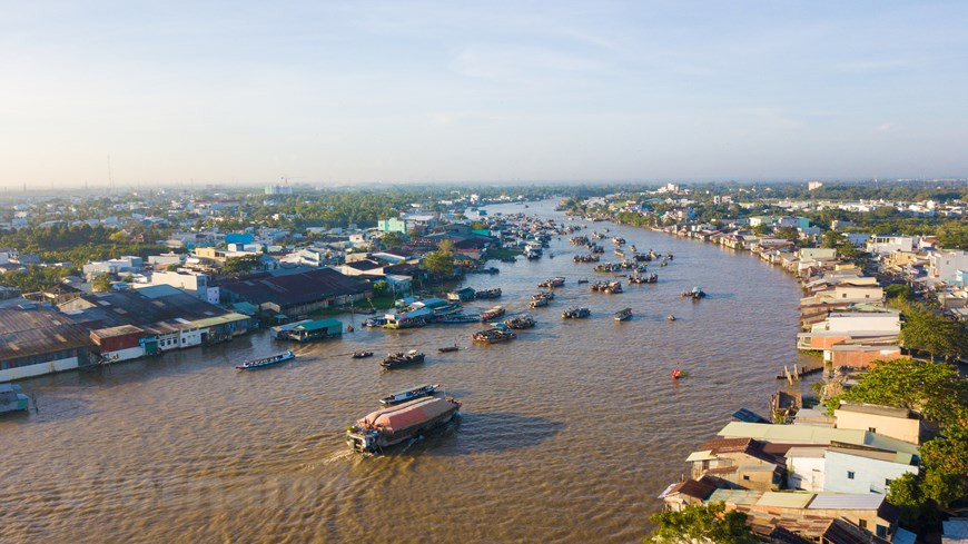 El mercado flotante Cai Rang se encuentra en el distrito de Cai Rang, ciudad de Can Tho, a 30 minutos en barco desde el muelle Ninh Kieu. Este mercado vende principalmente frutas, productos agrícolas y especialidades del Delta del Mekong. Estos son condiciones favorables para que Can Tho desarrolle productos turísticos distintivos, con el fin de atraer a más turistas por sus propias singularidades. De acuerdo con el subdirector de Cultura, Deportes y Turismo de Can Tho, Nguyen Minh Tuan, esta ciudad ha puesto en servicio la vía turística fluvial con la partida en el muelle Ninh Kieu, la cual llevará a los visitantes a los lugares de interés. Dos rutas principales son Ninh Kieu- Cai Rang- Phong Dien y Ninh Kieu- Binh Thuy. (Fuente:Vietnamplus)