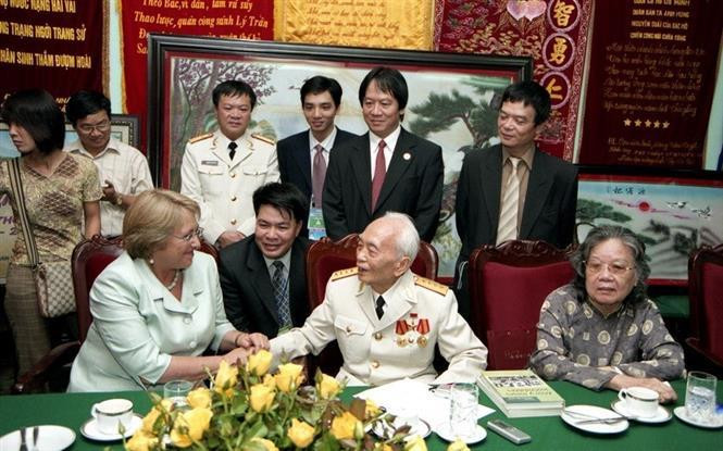 El General Vo Nguyen Giap recibió el 17 de noviembre de 2006 en Hanoi a la presidenta de Chile, Michelle Bachelet, durante su visita oficial a Vietnam. (Fuente: VNA)