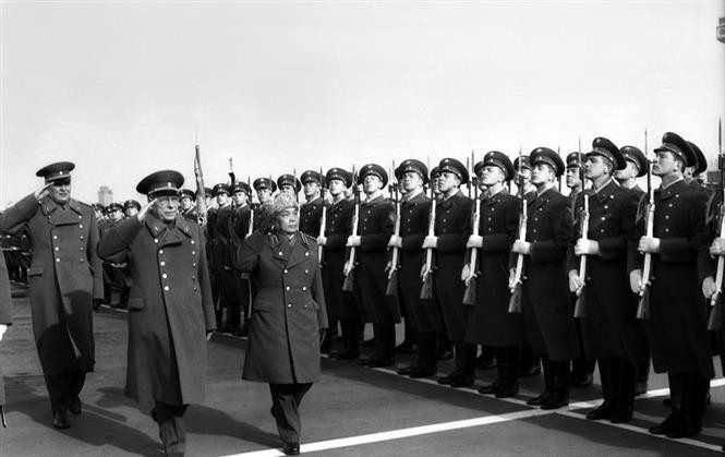 El General Vo Nguyen Giap, miembro del Buró Político, viceprimer ministro y ministro de Defensa de Vietnam, y Dmitri Fiódorovich Ustínov, ministro de Defensa y Mariscal de la Unión Soviética, pasaron revista a la guardia de honor el 10 de marzo de 1977 en Moscú. (Fuente: VNA)