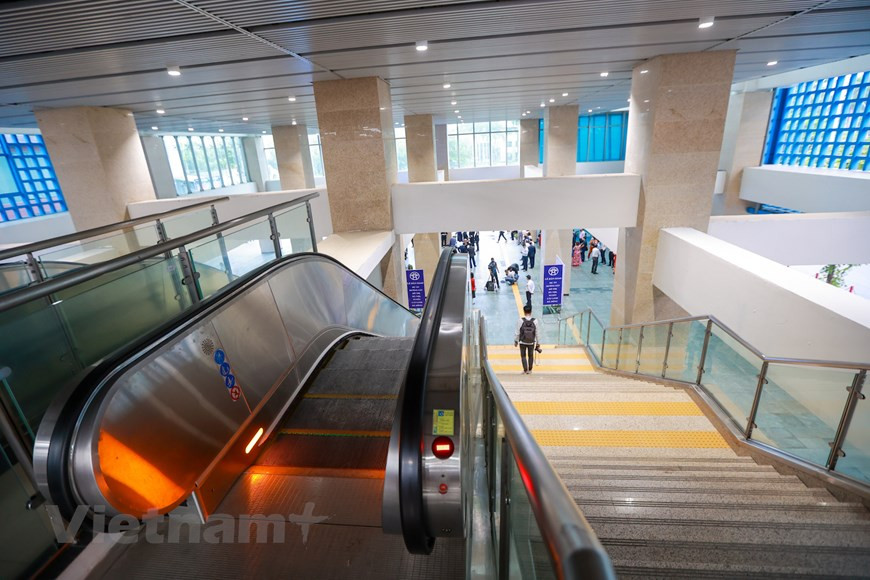 Los resultados de la evaluación de calidad de la línea de metro fueron aprobados por el Consejo Estatal de Aceptación de Proyectos de Construcción el 29 de octubre pasado. Se trata del paso final para que el proyecto ferroviario Cat Linh- Ha Dong comience a operar comercialmente. En otro acontecimiento, el viceprimer ministro Le Van Thanh solicitó que el gobierno de Hanoi, en coordinación con las agencias relacionadas, examinen a fondo el plan de operación y diseñen planes sobre las conexiones de tránsito para facilitar el movimiento de los usuarios de transporte público. También pidió la implementación de medidas de prevención y control de COVID-19. (Fuente: Vietnamplus) 