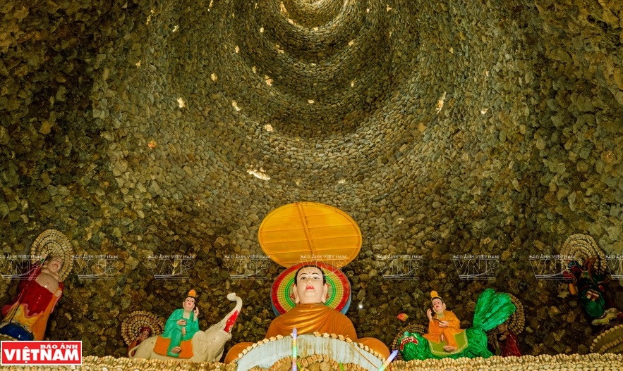 Los visitantes pueden ofrecer inciensos a los Budas a en la torre. (Fuente: VNA)