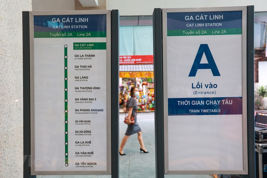Con una inversión total de casi 886 millones de dólares, la línea permite una velocidad máxima de 80 kilómetros por hora y permite una velocidad máxima de 80 kilómetros por hora. De acuerdo con el diseño, cada tren tomará 23 minutos para recorrer el trayecto desde Cat Linh en el distrito de Ba Dinh hasta el distrito de Ha Dong. Hanoi ofrecerá servicios gratuitos a todos los pasajeros durante los primeros 15 días después que la ruta ferroviaria entre en funcionamiento, según el Departamento de Transporte capitalino. El proyecto ferroviario Cat Linh-Ha Dong fue iniciado desde hace 10 años por el Ministerio de Transporte. (Fuente: Vietnamplus) 
