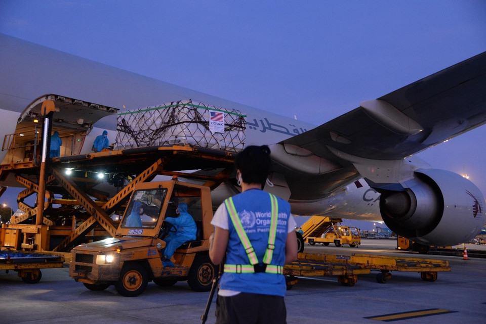Más de dos millones de dosis de la vacuna de Moderna contra el COVID-19 llegan al aeropuerto internacional de Noi Bai, en Hanoi (Fuente: VNA)