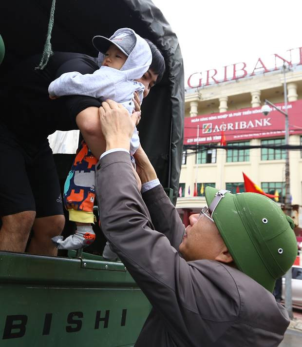 Un bebé es evacuado a la zona segura. (Fuente: VNA)