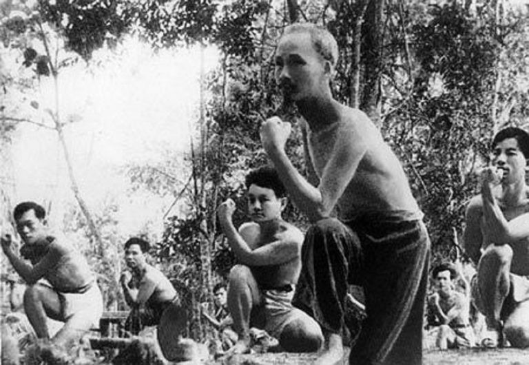 El Presidente Ho Chi Minh enseñó el arte marcial a los oficiales y soldados en la región revolucionaria de Viet Bac (Fuente: VNA)