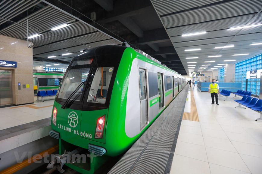 De acuerdo con el diseño, cada tren tomará 23 minutos para recorrer el trayecto desde Cat Linh en el distrito de Ba Dinh hasta el distrito de Ha Dong. Hanoi ofrecerá servicios gratuitos a todos los pasajeros durante los primeros 15 días después que la ruta ferroviaria entre en funcionamiento, según el Departamento de Transporte capitalino. El proyecto ferroviario Cat Linh-Ha Dong fue iniciado desde hace 10 años por el Ministerio de Transporte. En febrero de 2017, las dos primeras locomotoras y vagones del proyecto de línea ferroviaria elevada Cat Linh – Ha Dong llegaron al puerto internacional de Hai Phong y estuvieron bajo el procedimiento de aduana. (Fuente: Vietnamplus) 