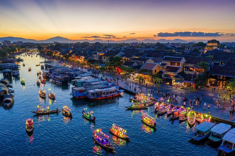 La obra “Barcos de flores” del fotógrafo Tran Minh Luong gana el primer galardón.