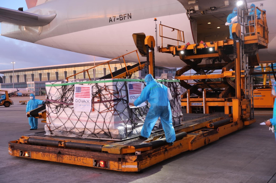 Más de dos millones de dosis de la vacuna de Moderna contra el COVID-19 llegan al aeropuerto internacional de Noi Bai, en Hanoi (Fuente: VNA)