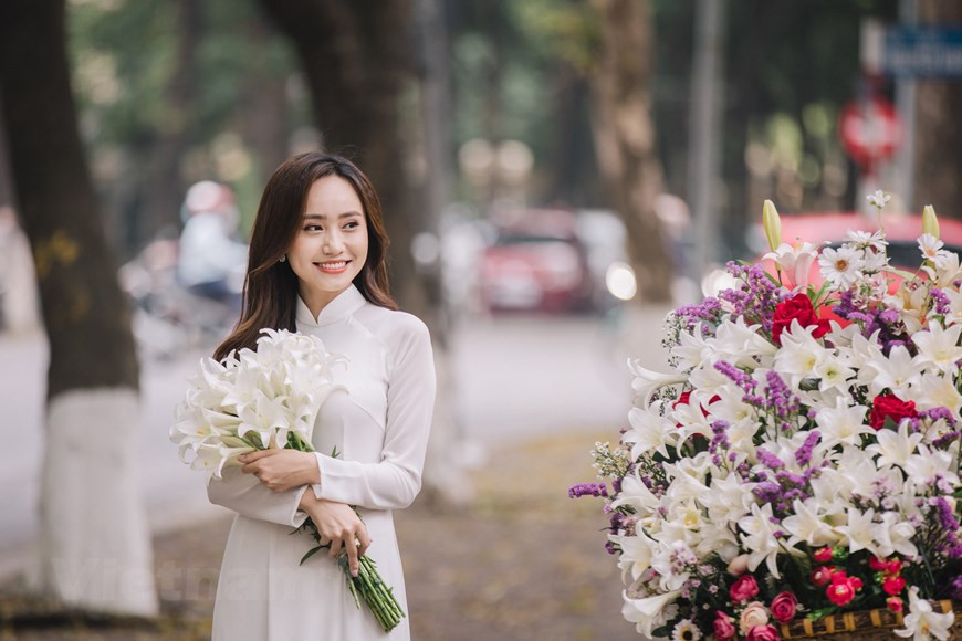 Estos días, las azucenas de color blanco puro, se lucen en las calles de Hanoi con su belleza elegante y delicada. La azucena (Lilium longiflorum), o lirio de Pascua, es una planta bulbosa que crece hasta un metro de alto. En época de floración posee flores con forma de trompeta, blancas y fragantes, apodada también por los hanoienses como la "flor de abril", porque cada año florece exclusivamente en este mes. Aunque no es tan brillante y fragante como muchas otras flores, su color blanco crea una belleza pura muy singular. Con el contraste entre el color blanco puro de las flores y el color verde de las hojas y los tallos, los ramos de la azucenas en de los vendedores ambulantes introducen una sensación se apacibilidad en las bulliciosas calles de Hanoi. (Foto: Vietnam+)