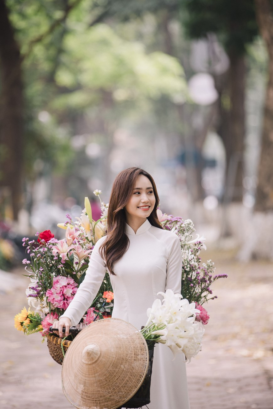 La temporada de floreción de las azucenas suele ser corta, de solo un mes, por lo cual cuando florecen, las calles y jardines se llenan de flores blancas, iluminando las calles de la capital. La flor también se llama "bach hop" (que significa "cien años de felicidad") para expresar el deseo de "armonía perenne". Además, según la cultura asiática, las azucenas también simbolizan el amor y la fidelidad apasionados y eternos. Por otro lado, los países occidentales también la llamaron “lily”, que significa pureza e inocencia. La azucena puede verse como una flor con muchas connotaciones positivas tanto en la cultura oriental como en la occidental. (Foto: Vietnam+) 