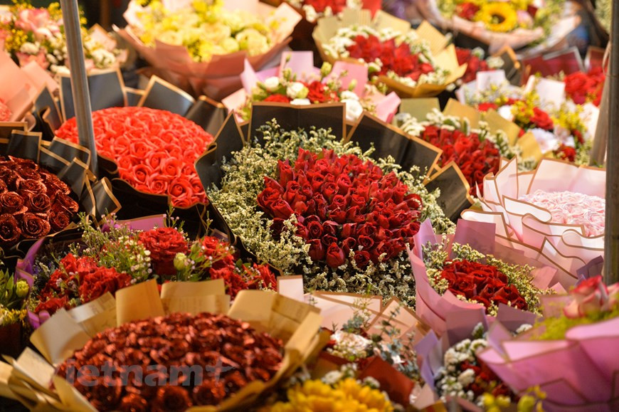 El mercado de flores de Hanoi ha sido revitalizado por el Día Internacional de la Mujer. En este mercado, los comerciantes se apresuran por comprar flores para venderlas temprano. Solo los turistas que visitan, exploran y experimentan el mercado de flores de Quang An están relajados y se disfrutan de la escena y la atmósfera. ¿Qué podría ser más interesante que contemplar el mundo de las flores en plena floración y comprar las más frescas y hermosas a un precio barato? Si está en Hanoi o en cualquier lugar cerca de la capital, y le encantan las flores, ¡definitivamente debería visitar el mercado de flores de Quang An al menos una vez en su vida! (Foto: Vietnam+)