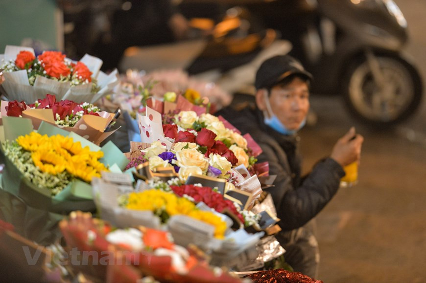 Las tiendas arreglan las flores en ramos y cestas con colores vibrantes para que los clientes elijan fácilmente. En medio de la pandemia, muchos pequeños comerciantes también venden flores en sitios de redes sociales.Minh Huong, propietaria de una tienda de flores frescas, dijo: “Este año, debido a la epidemia de COVID-19, más clientes realizan pedidos en línea. En los días previos al 8 de marzo, tuve que contratar más personal para cumplir los pedidos, porque la demanda estaba extremadamente alta”. Además de las flores familiares como rosa lirio o crisantemo, este año también hay variedades únicas y raras como algodonero rojo, cereza, ranúnculo, azulejo o narciso. (Foto: Vietnam+)