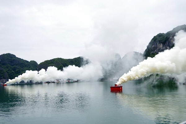 Ejercicio con armas químicas en el mar. (Foto: VNA)