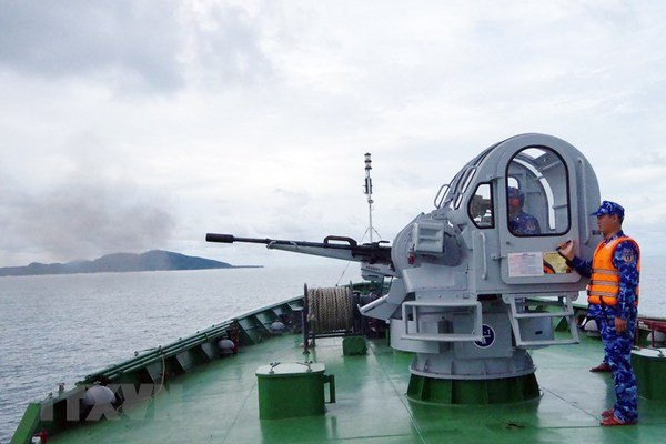 Ejercicio de artilleros en el mar. (Foto: VNA)