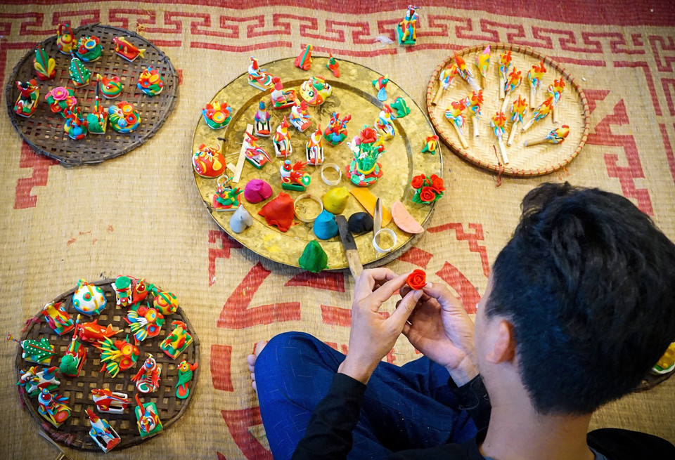 Además de vender los modelos existentes, los artesanos moldearán directamente los productos según las necesidades de los clientes. (Fuente:VNA)