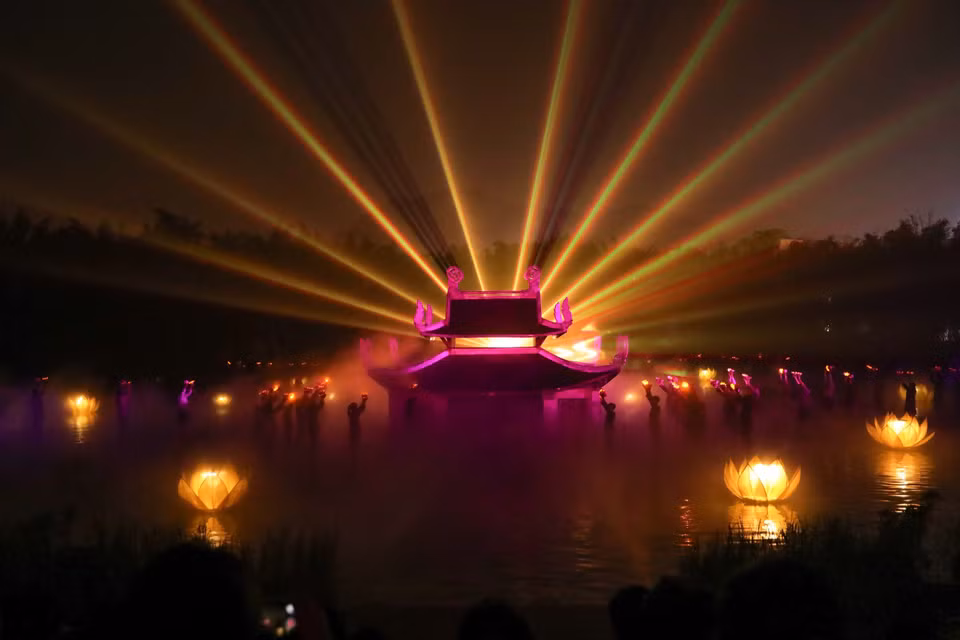 La imagen de la Pagoda Thay bajo el agua aparece lentamente combinada con técnicas de iluminación, lo que crea una escena atractiva para los turistas. (Fuente:VNA)