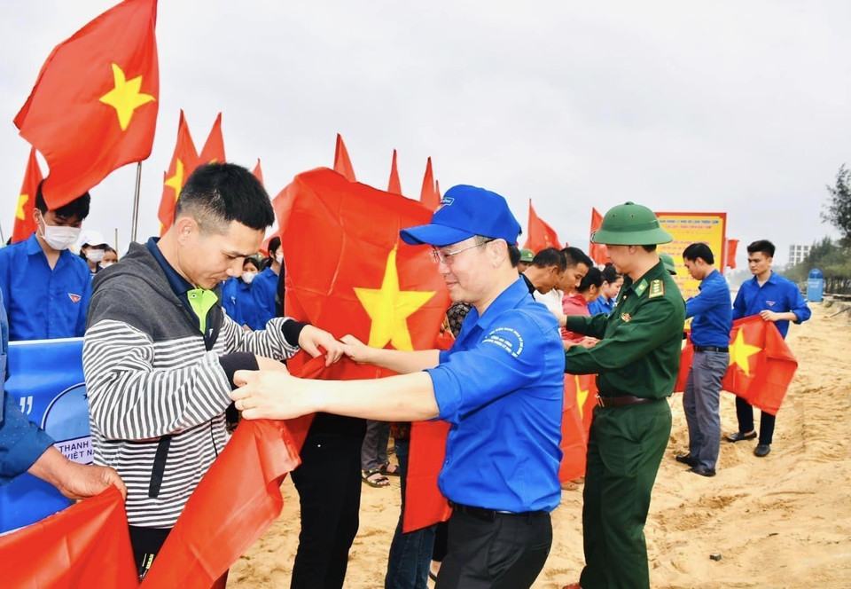 Fuerzas competentes de la provincia central de Ha Tinh entregan la bandera nacional y alientan a los pescadores a salir al mar. (Fuente:VNA)