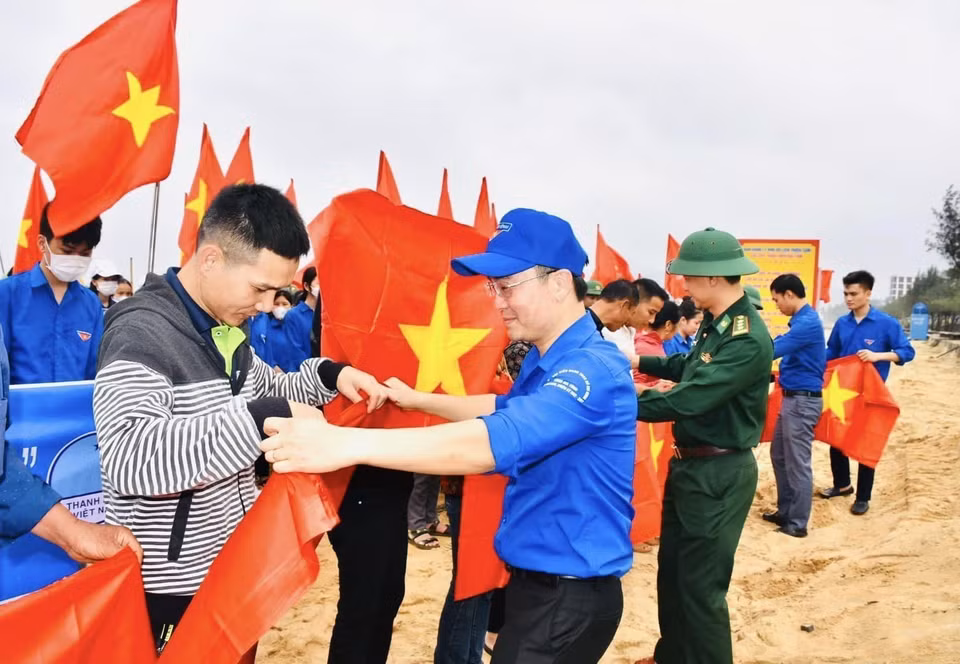 Fuerzas competentes de la provincia central de Ha Tinh entregan la bandera nacional y alientan a los pescadores a salir al mar. (Fuente:VNA)