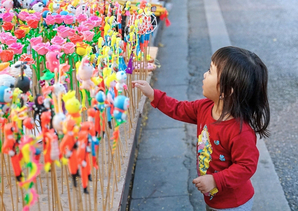 Los productos de To he (Phu Xuyen), con formas divertidas y colores diversos, siempre atraen la atención de los niños. (Fuente:VNA)