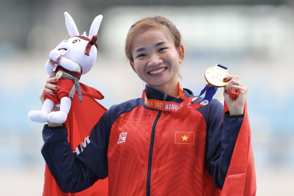 Nguyen Thi Oanh y su medalla de oro en la carrera de 3.000 metros femenino con obstáculos. (Foto: VNA)